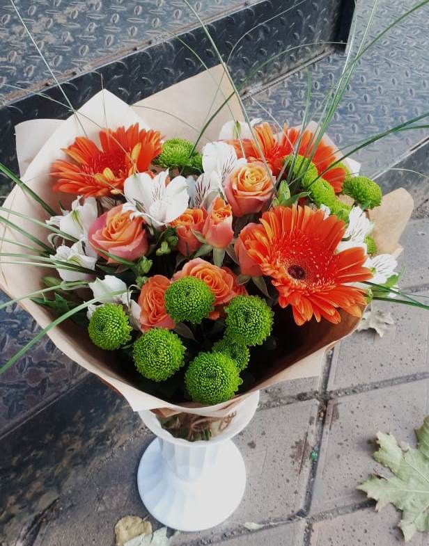 Букет цветов из: Герберы, Хризантемы, Альстромерии и Розы в Орске