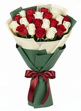 Букет Микс из красных и белых роз в Орске