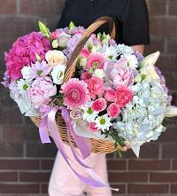Композиция солнечный день в Орске Цветочная композиция из Розы, Хризантемы, Пионы и Лизиантусы в корзине в Орске