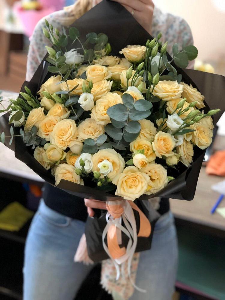 Букет цветов из: Розы и Лизиантусы в Орске