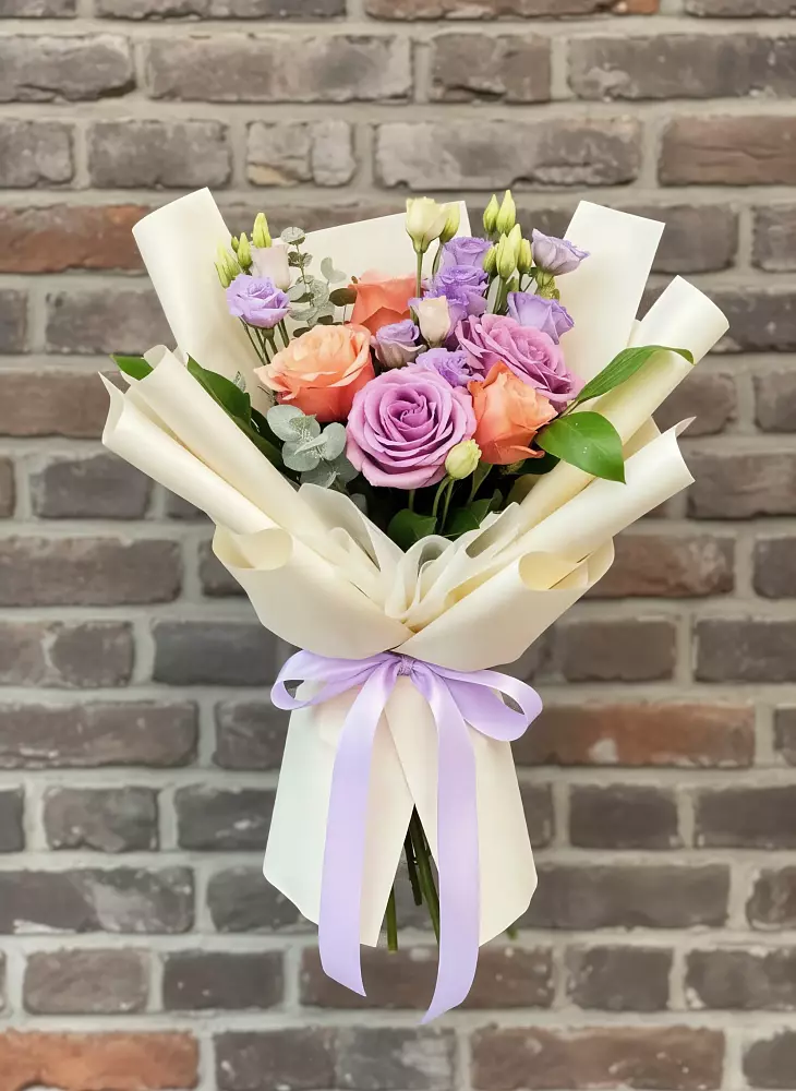 Букет цветов из: Лизиантусы и Розы в Орске