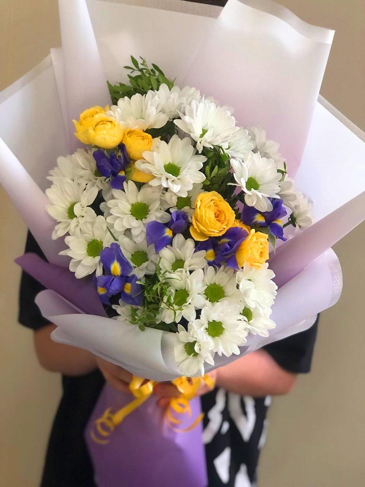 Букет цветов из: Ирисы, Хризантемы и Розы в Орске