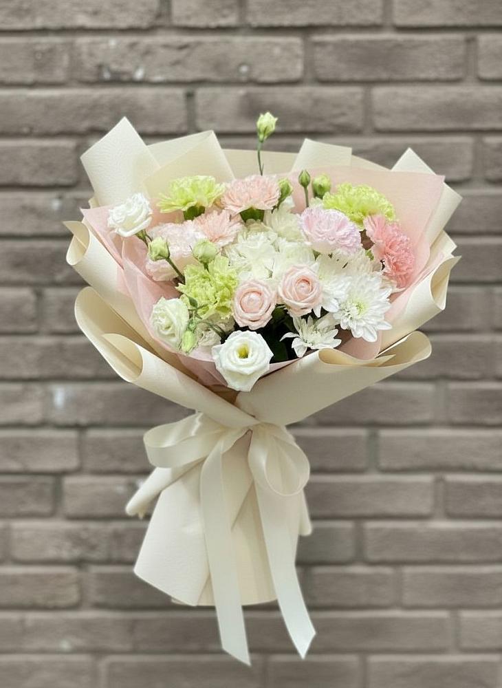 Букет цветов из: Гвоздики, Розы, Лизиантусы и Хризантемы в Орске