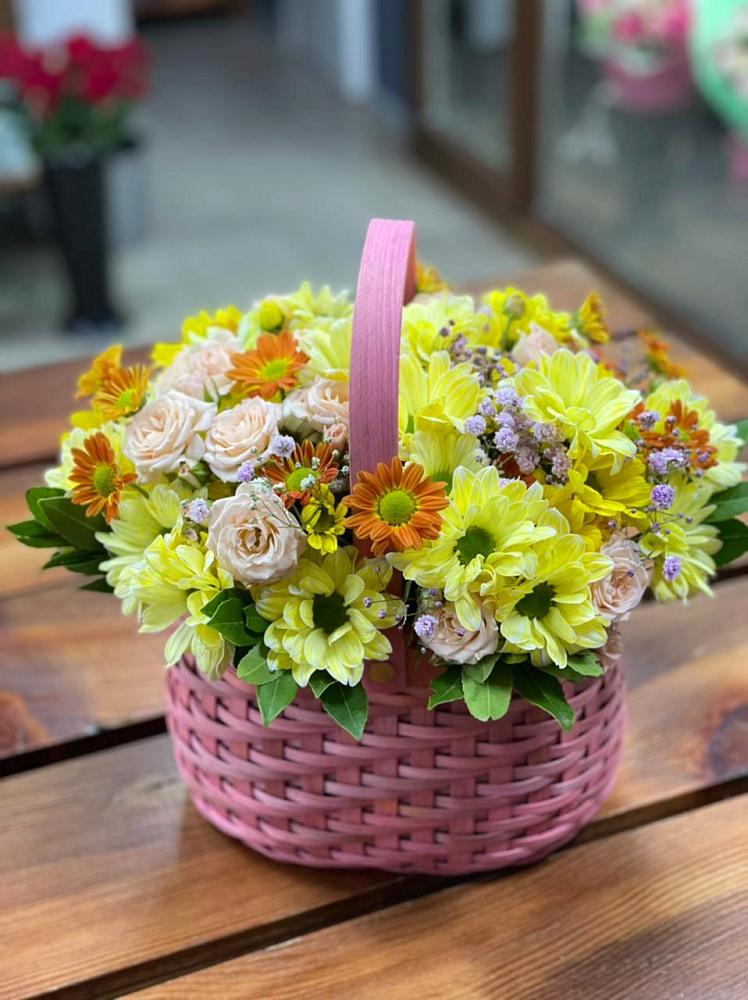 Цветочная композиция из Хризантемы и Розы в корзине в Орске