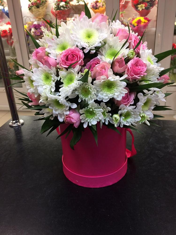 Цветочная композиция из Розы и Хризантемы в шляпной коробке в Орске