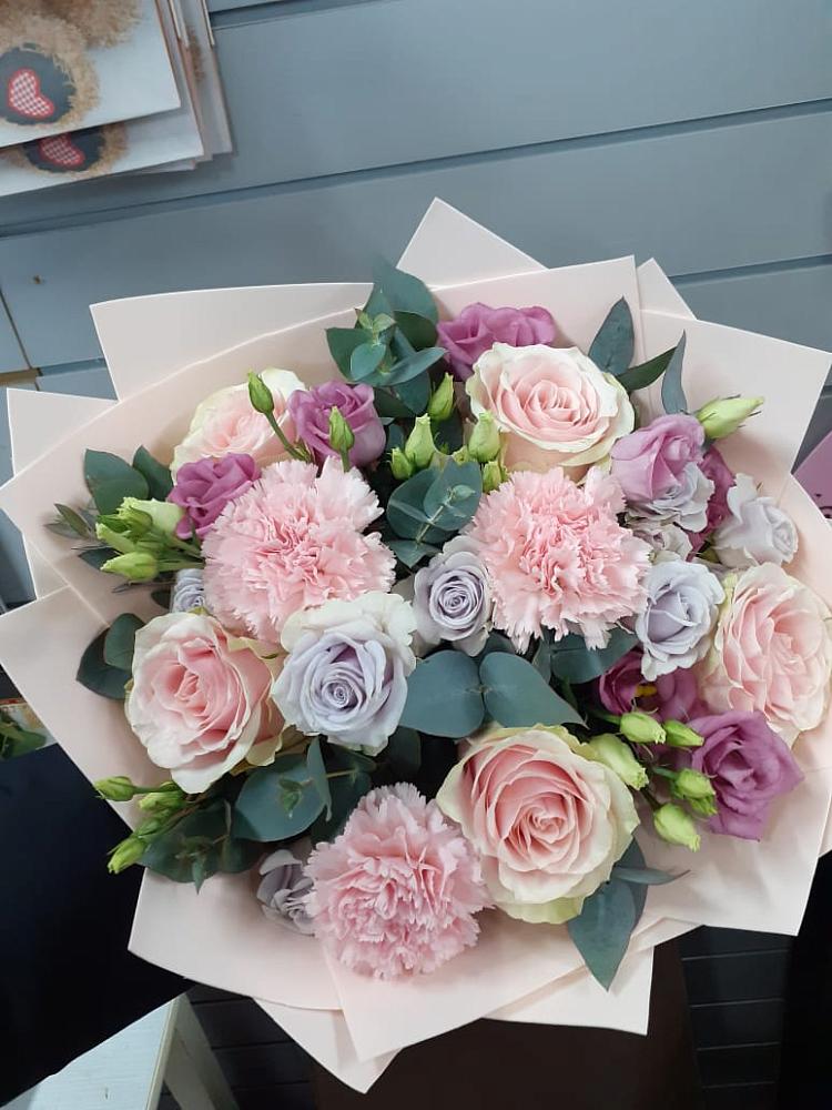 Букет цветов из: Розы, Гвоздики и Лизиантусы в Орске