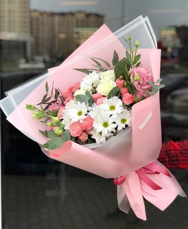 Букет цветов из: Розы, Лизиантусы и Хризантемы в Орске