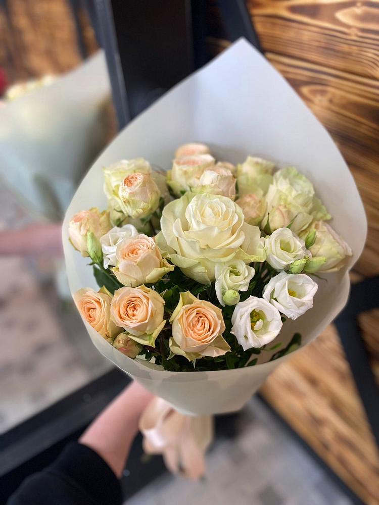 Букет цветов из: Розы и Лизиантусы в Орске